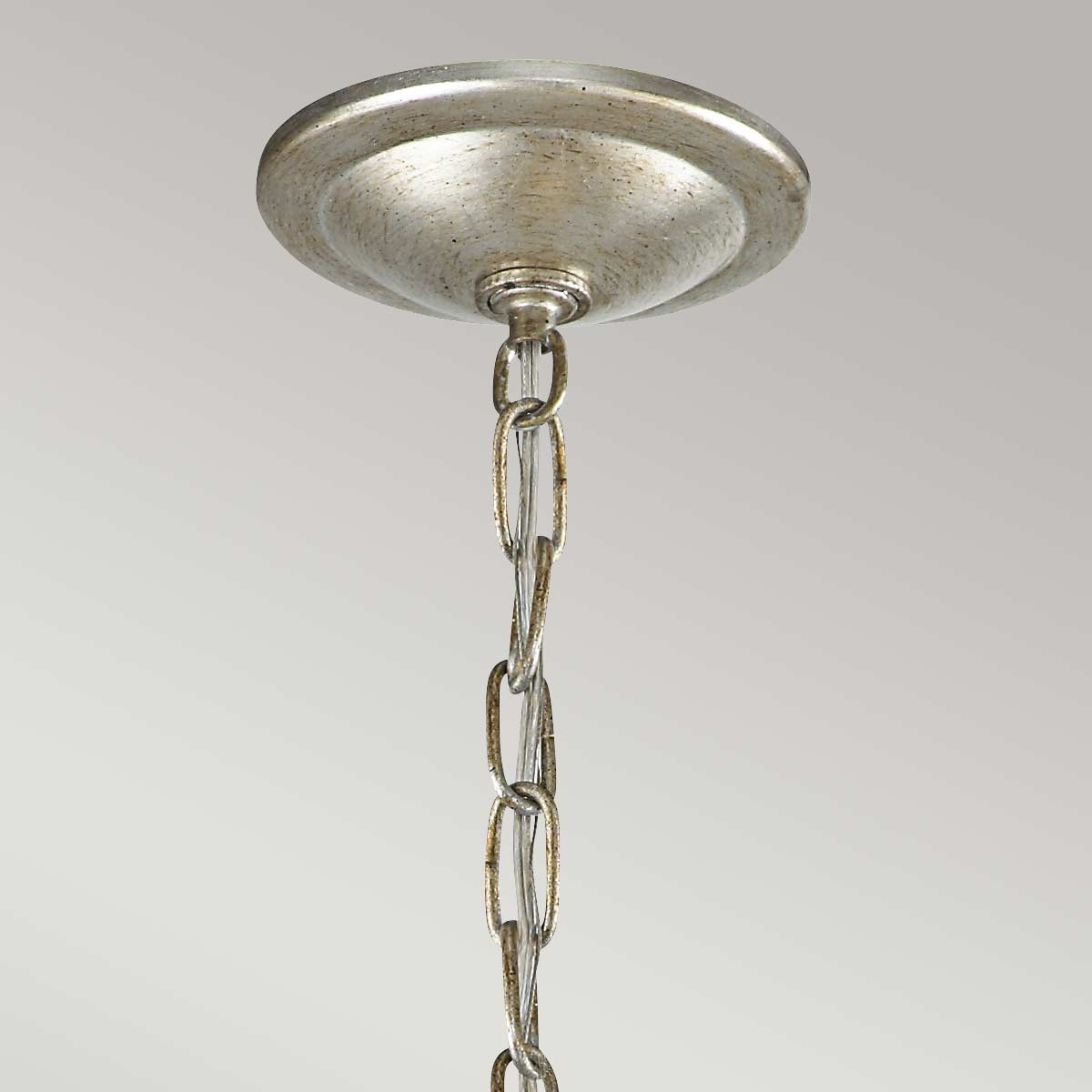 Détail de la rosace de plafond et de la chaîne de suspension patinée.