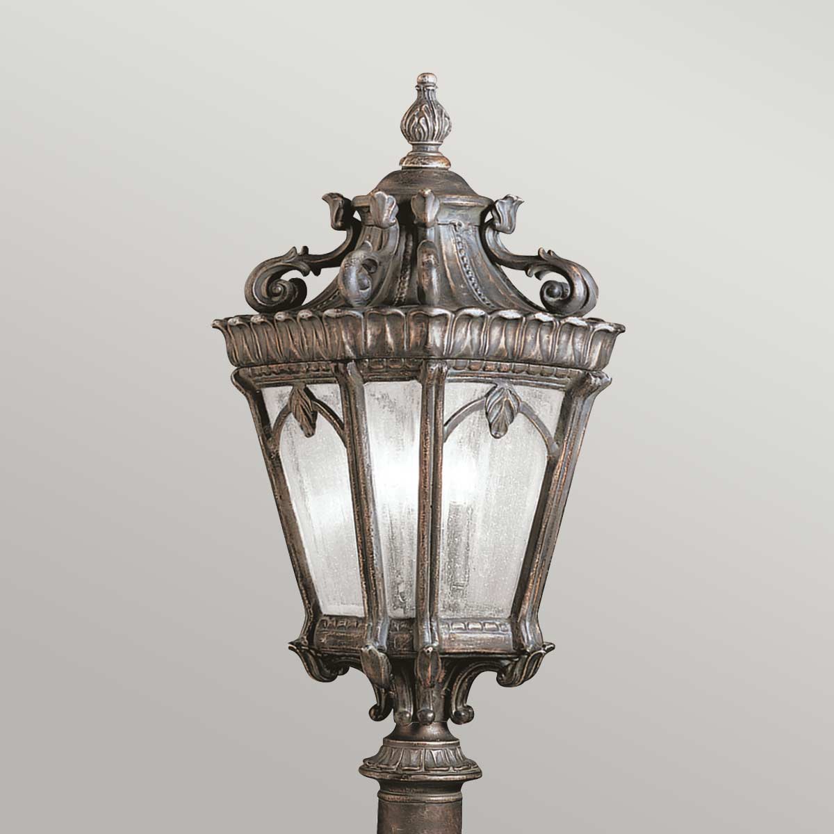 Gros plan sur la lanterne ouvragée en métal et verre, détails décoratifs.