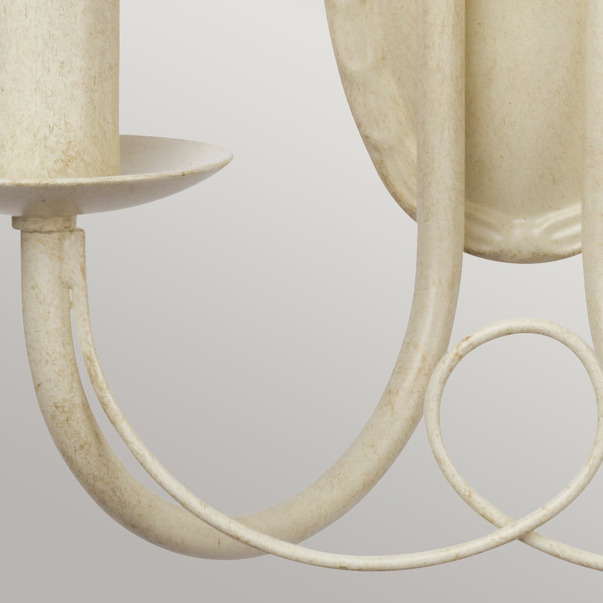 Détail d'un bras courbé formant une boucle, coupe-bougie et finition crème mouchetée.