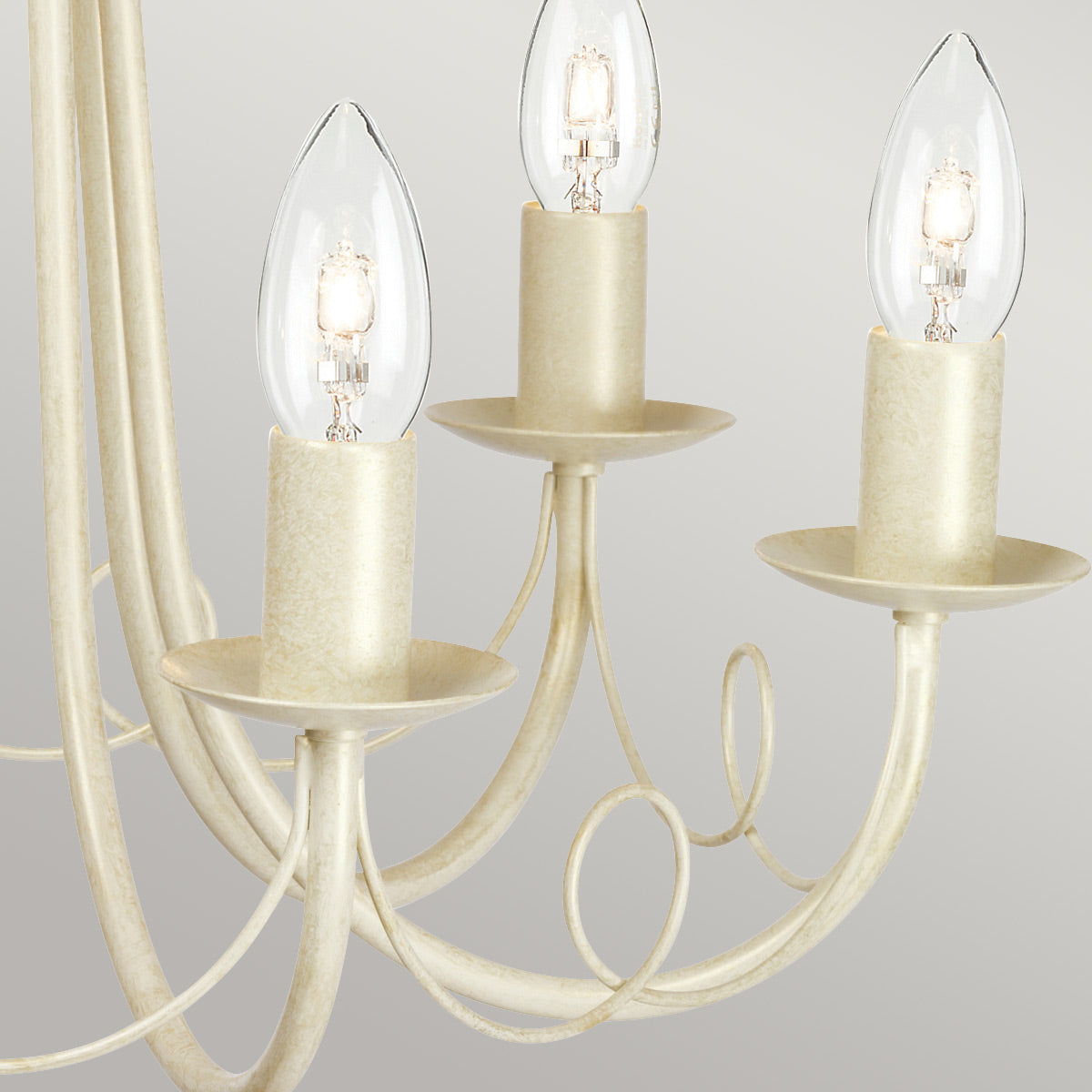 Détail des douilles crème et ampoules flammes, avec volutes en fil de fer