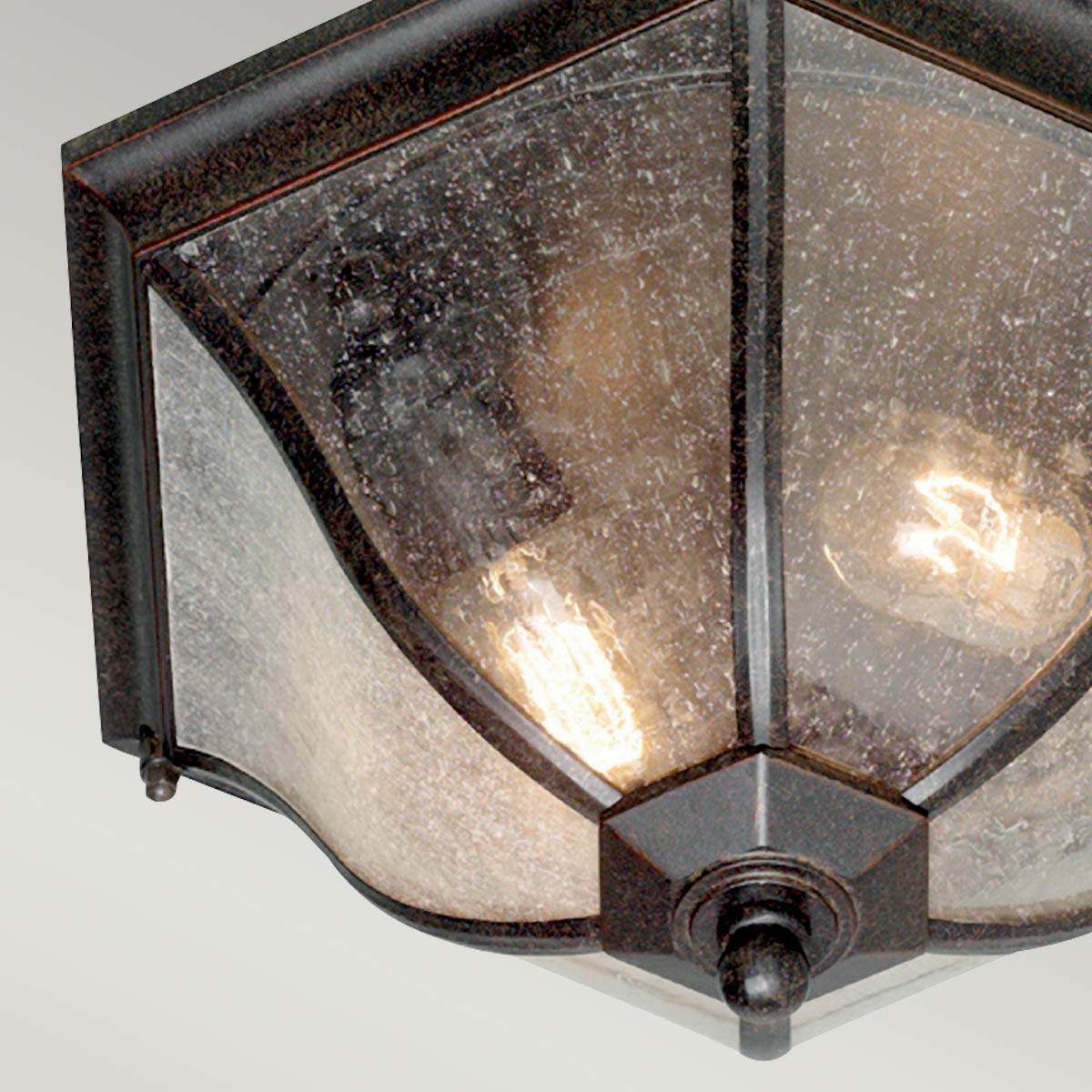 Gros plan sur la pointe centrale et la texture du verre moucheté éclairé de l'intérieur