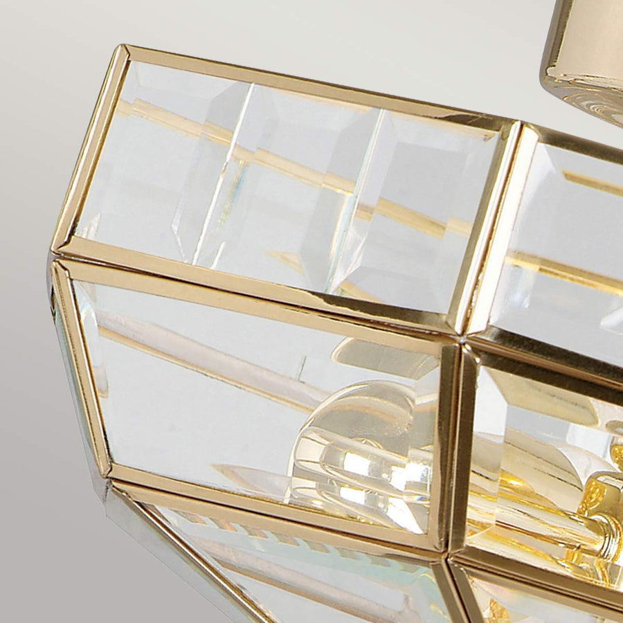 Vue rapprochée des panneaux de verre et du cadre doré assemblé.