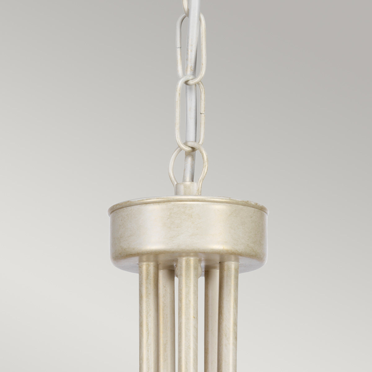 Détail de la chaîne métallique et du raccord supérieur du luminaire suspendu