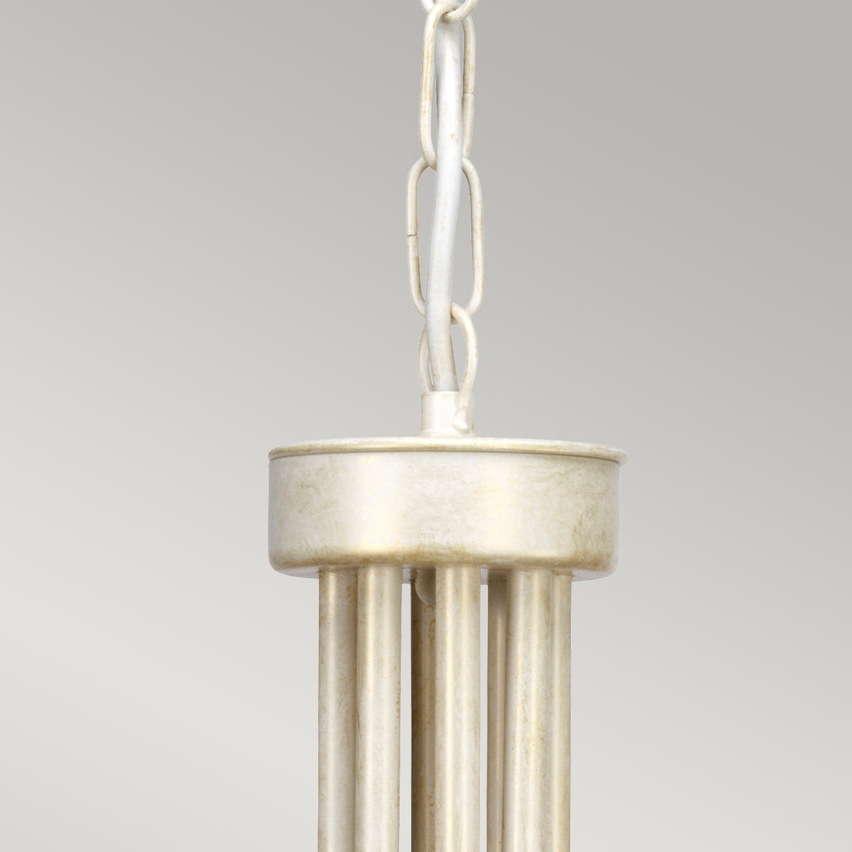 Détail de la chaîne de suspension et du pavillon supérieur doré