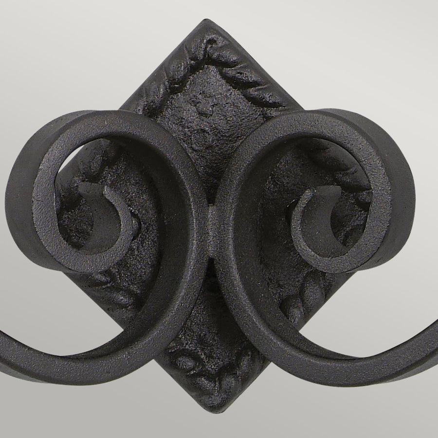 Détail du losange central et des volutes en métal noir martelé