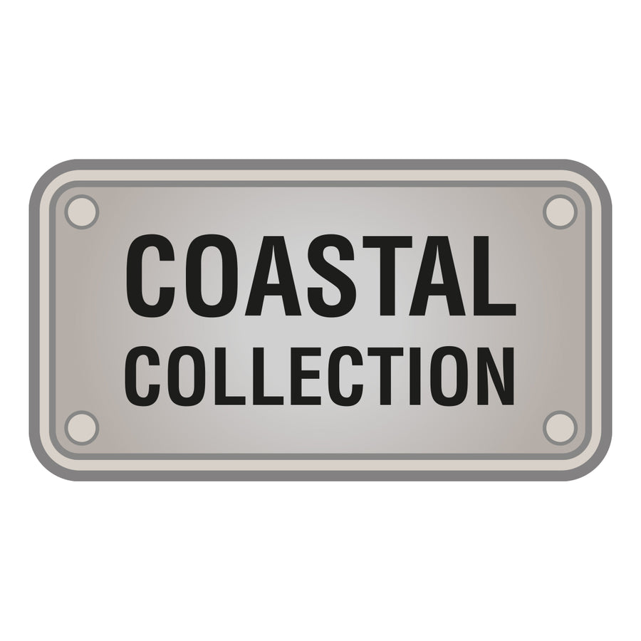 Étiquette rectangulaire grise portant le texte Coastal Collection et quatre rivets