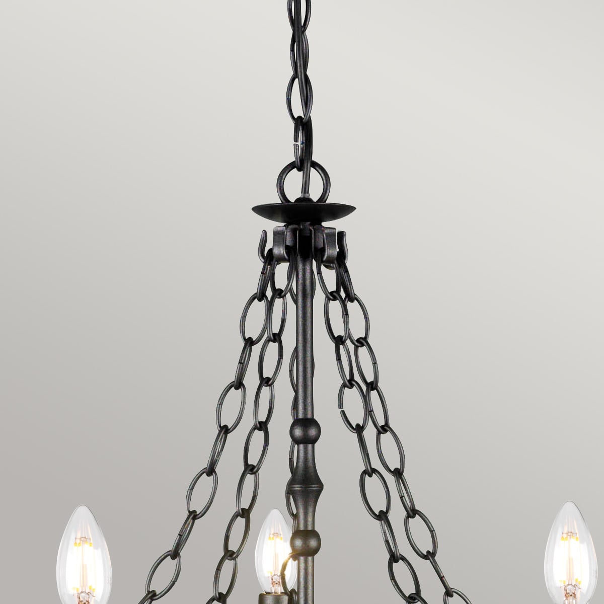 Détail de la suspension avec chaîne, tige centrale et coupelle de fixation au plafond.