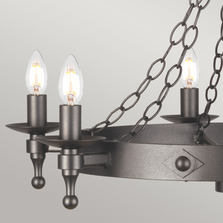 Détail de deux douilles et ampoules bougies, maillons de chaîne et rivets en gros plan.