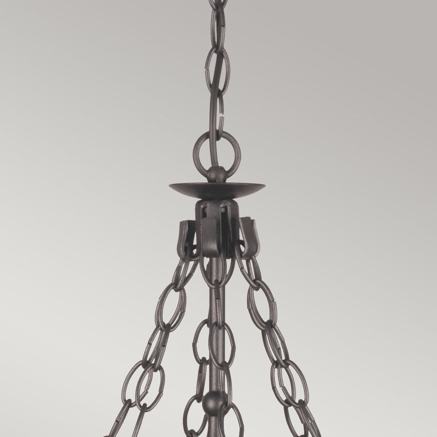 Gros plan sur la chaîne de suspension, le pavillon et l'attache supérieure du luminaire.