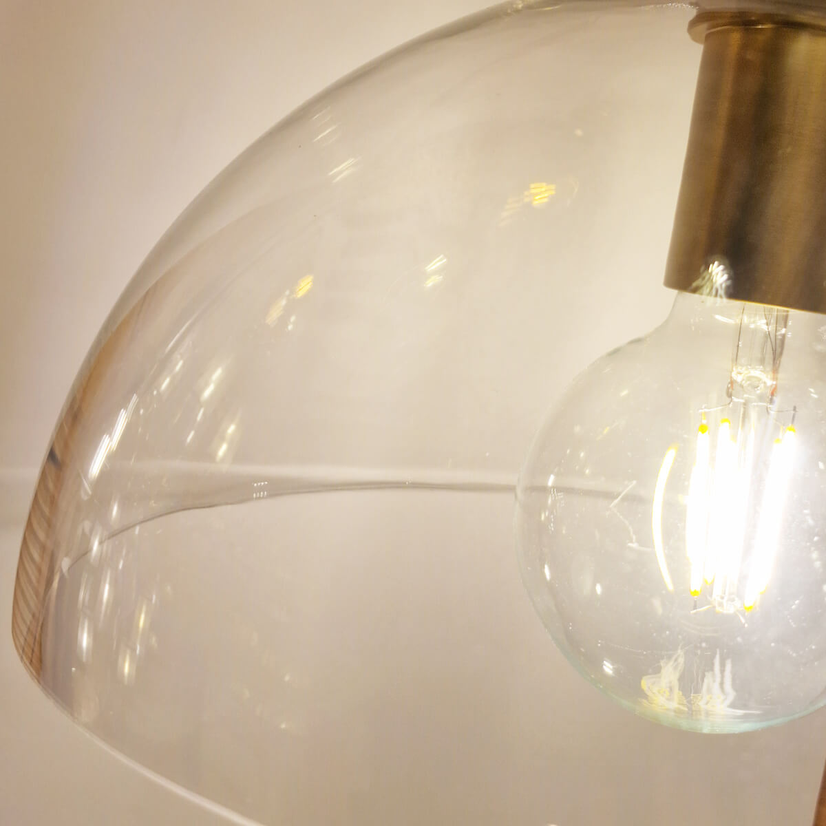Mise en ambiance du globe de verre éclairé par une ampoule à filament