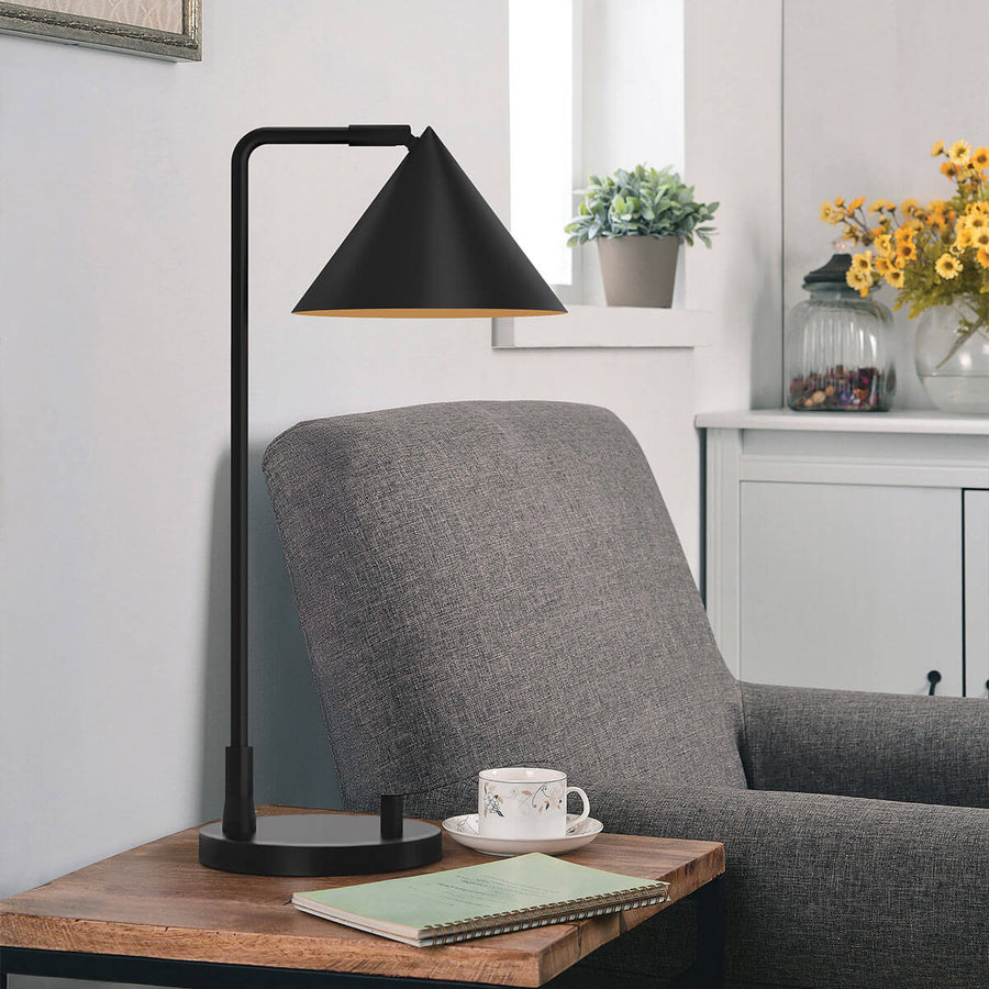 Lampe posée sur une table en bois près d’un fauteuil gris