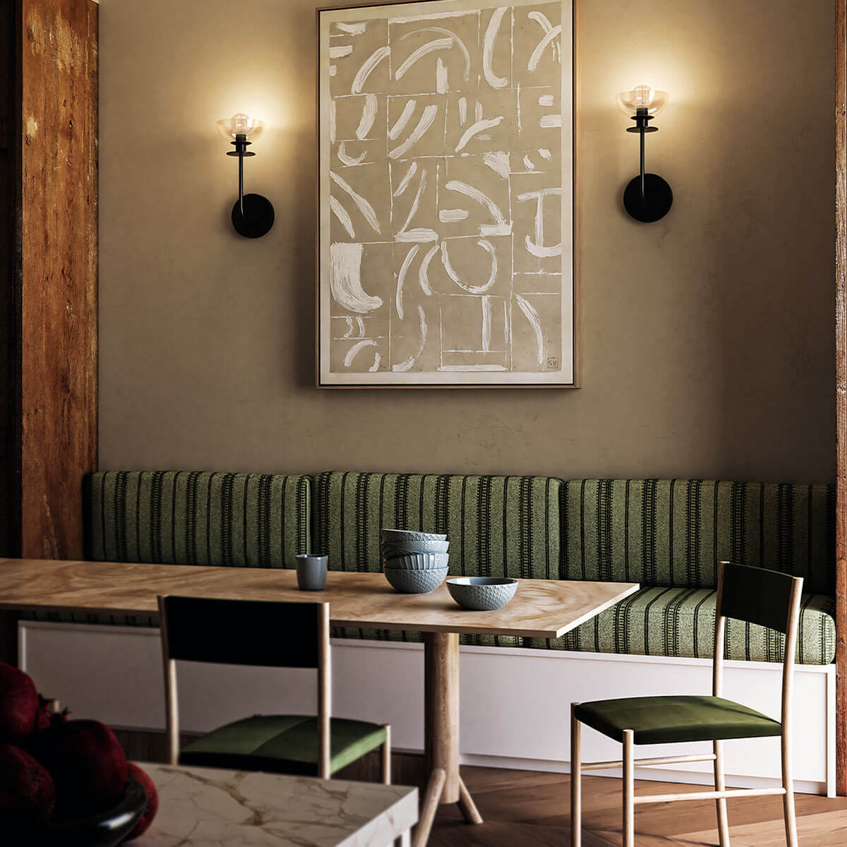 Mise en ambiance : deux appliques encadrant un tableau au-dessus d'une banquette