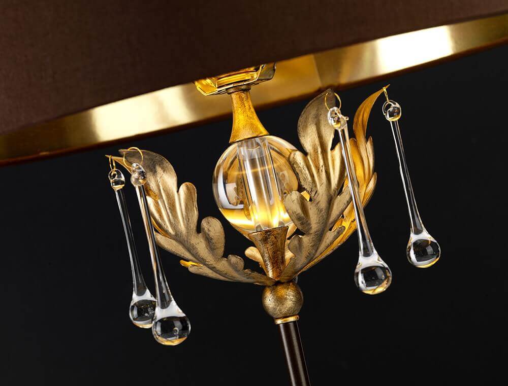 Gros plan sur le feuillage doré en bronze et les gouttes de cristal suspendues