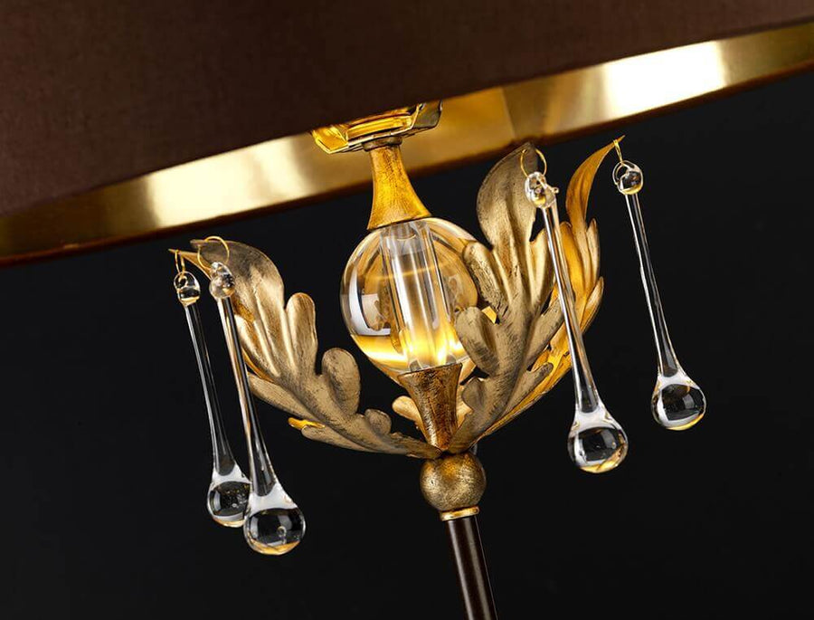 Gros plan sur le feuillage doré en bronze et les gouttes de cristal suspendues