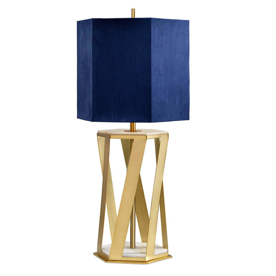 Vue légèrement décalée du luminaire laiton brossé et abat-jour bleu carré.