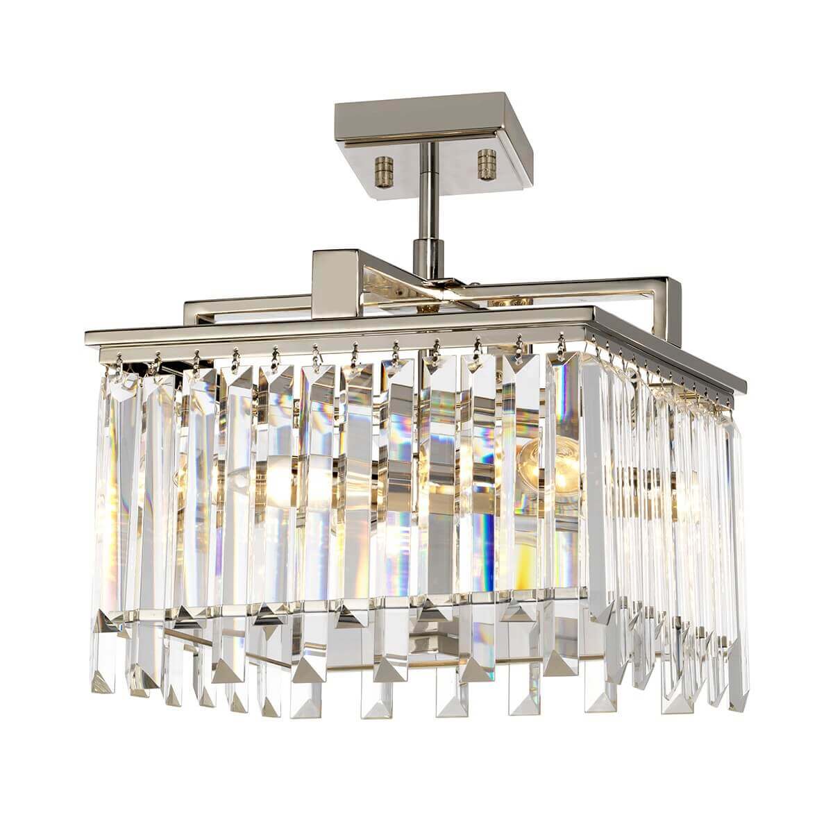Gros plan du bas du lustre avec ampoule visible derrière les cristaux