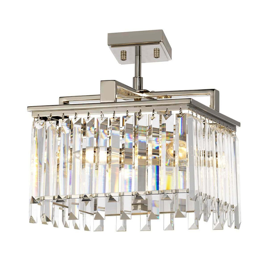 Gros plan du bas du lustre avec ampoule visible derrière les cristaux