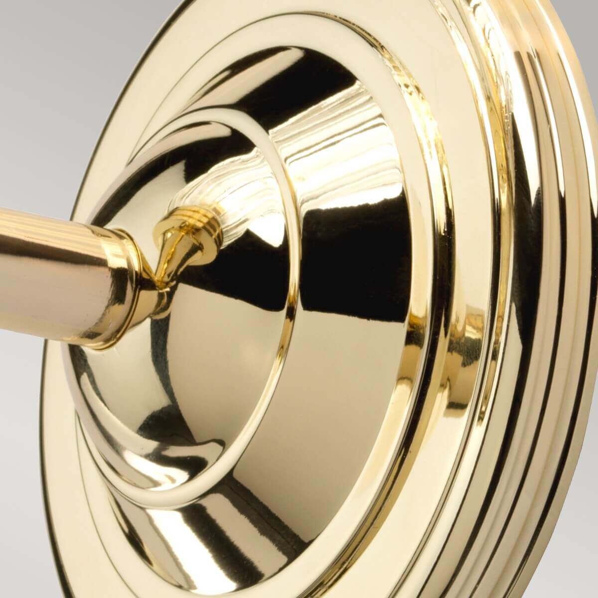 Détail de la rosace ronde en laiton poli aux reflets dorés