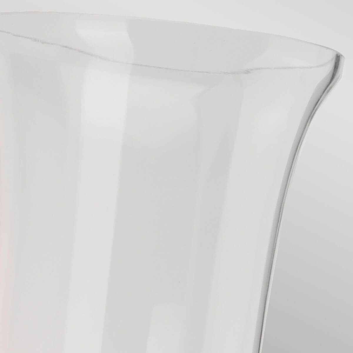 Détail du bord évasé du verre transparent, finition polie et lisse