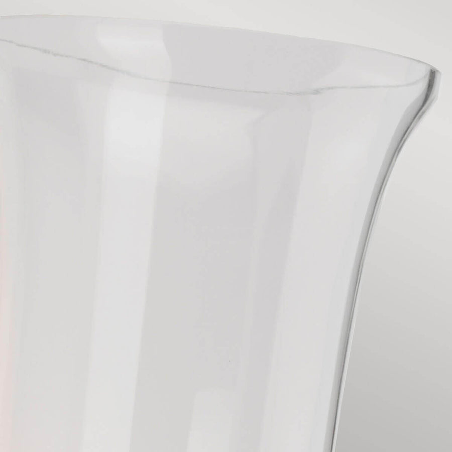 Détail du bord évasé du verre transparent, finition polie et lisse
