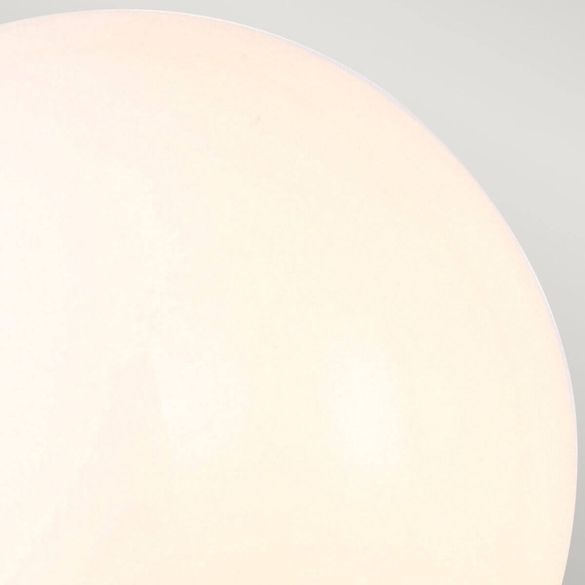 Détail de la surface du verre opalin blanc laiteux légèrement éclairé