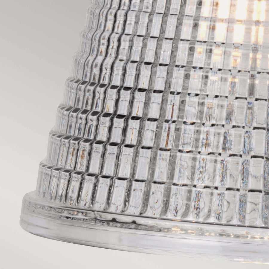 Détail de la texture quadrillée du verre strié laissant filtrer la lumière