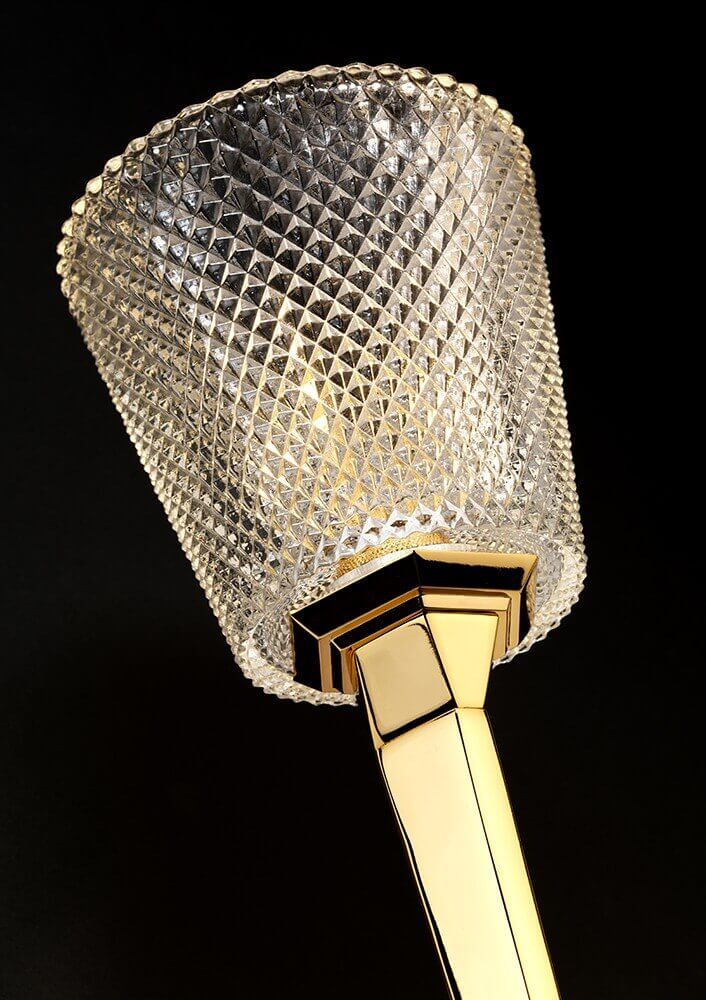 Gros plan du verre diamanté éclairé sur fond noir, motif losangé