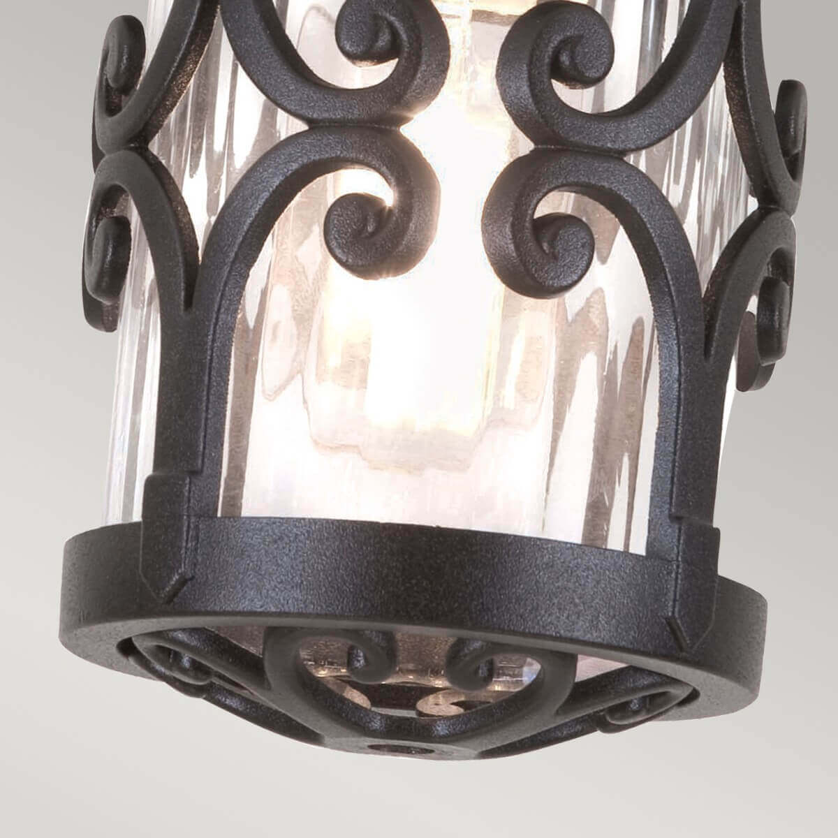 Détail du bas du luminaire, bague métallique et verre strié rétroéclairé