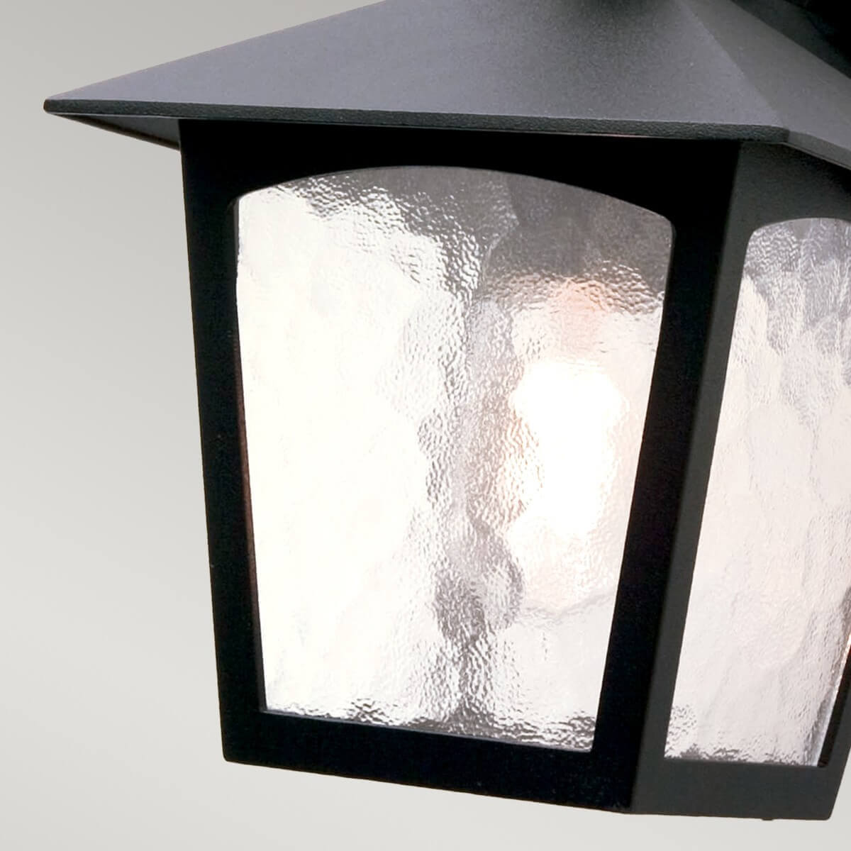 Détail du verre texturé laissant apparaître l'ampoule allumée à l'intérieur