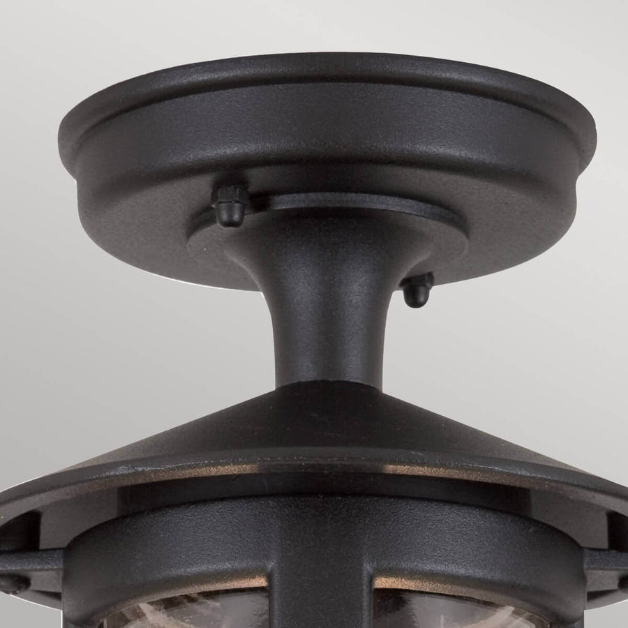 Détail de la fixation au plafond et du col métallique noir texturé