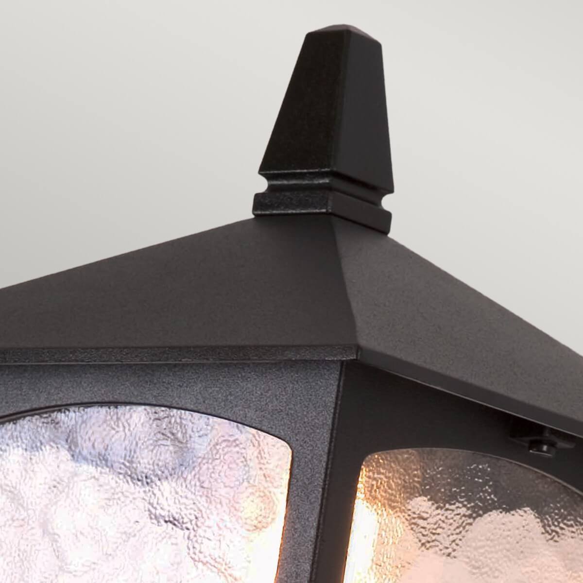 Détail du sommet pyramidal noir et de sa pointe moulurée, verre texturé éclairé