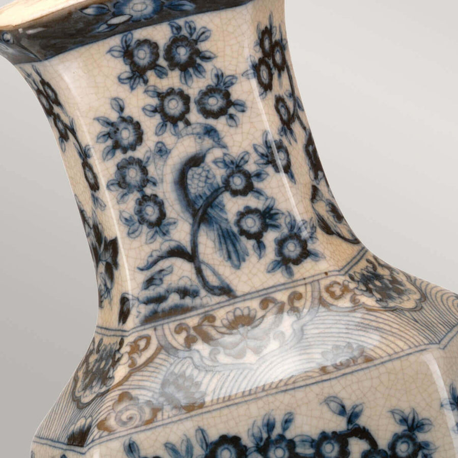 Détail du col en porcelaine avec oiseau bleu et glaçure craquelée beige.