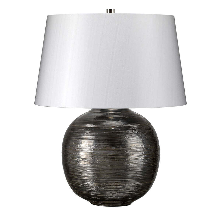 Lampe de face sur fond blanc, abat-jour blanc et base boule argentée texturée