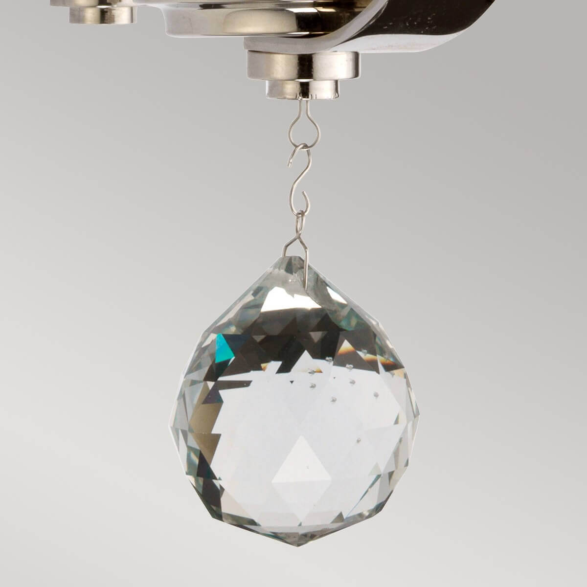 Détail de la goutte en cristal facetté suspendue par une fine chaînette
