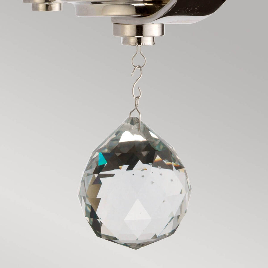 Détail de la goutte en cristal facetté suspendue par une fine chaînette
