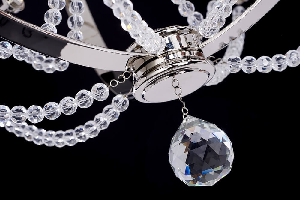 Gros plan sur la goutte de cristal taillé et les rangées de perles