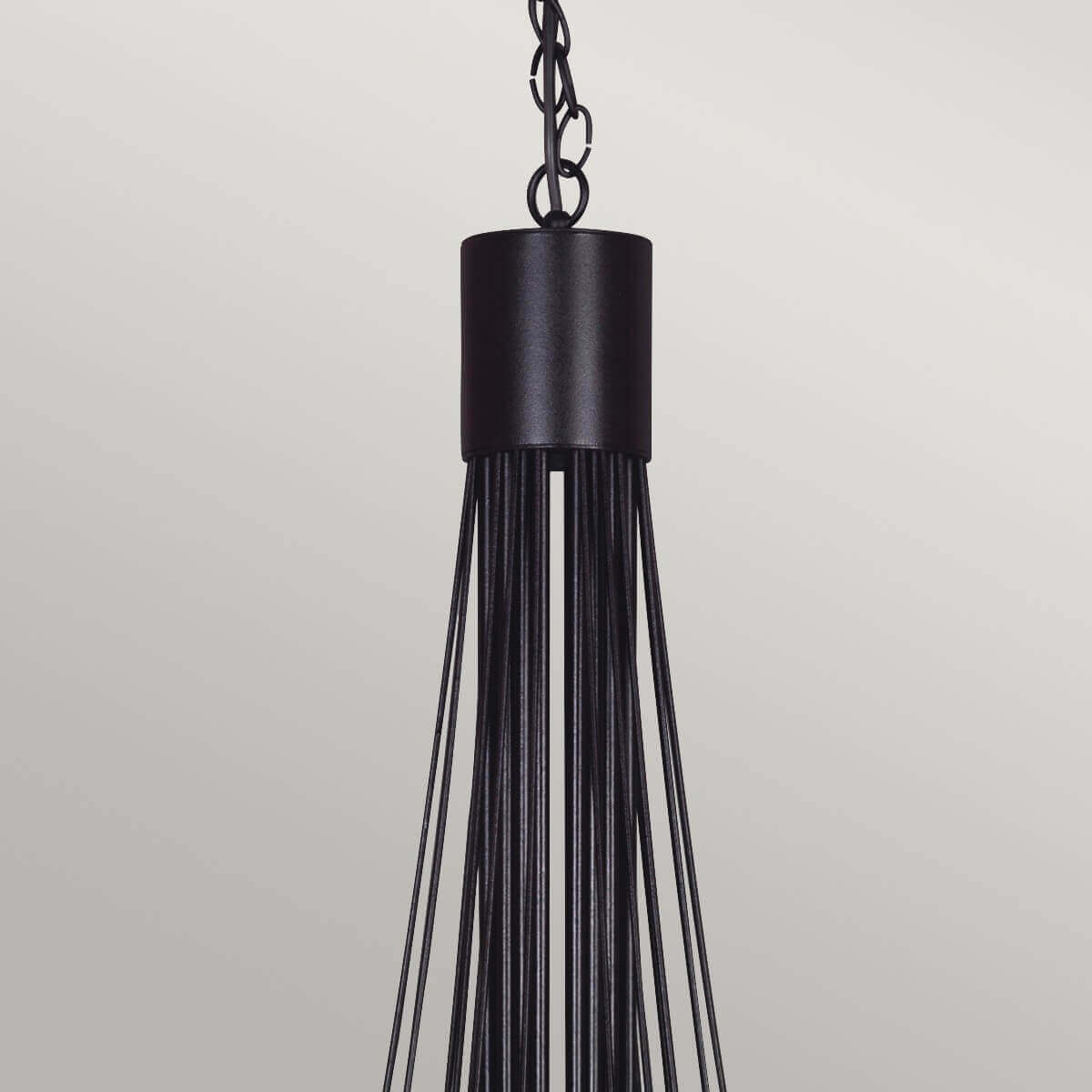 Détail du haut du luminaire montrant la chaîne et le cabochon cylindrique noir
