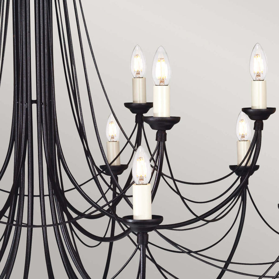 Vue rapprochée des ampoules allumées et de l'enchevêtrement des tiges noires