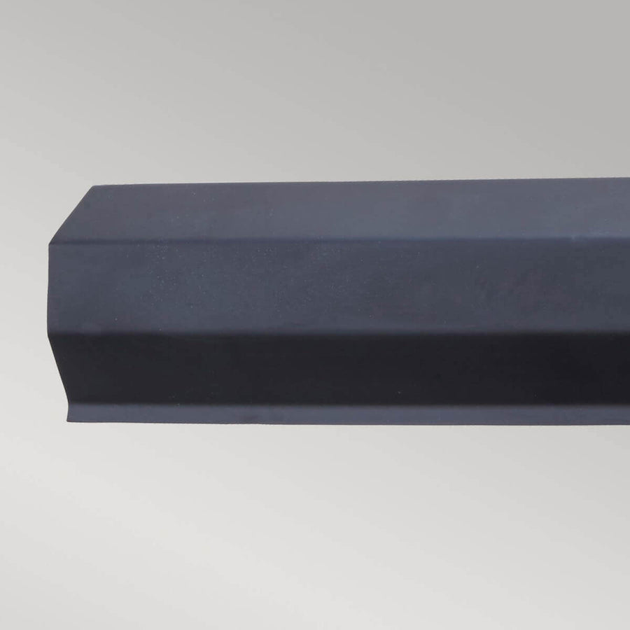 Gros plan sur l'extrémité biseautée du bandeau rectangulaire en métal noir mat.
