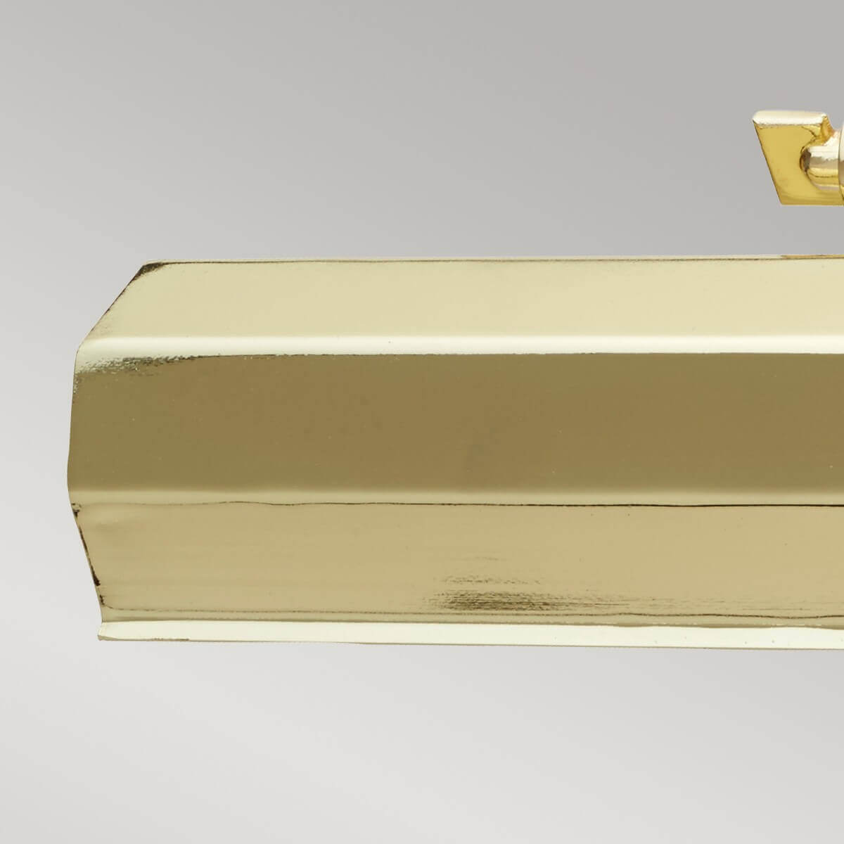Détail du profil biseauté du bandeau et de sa surface réfléchissante.