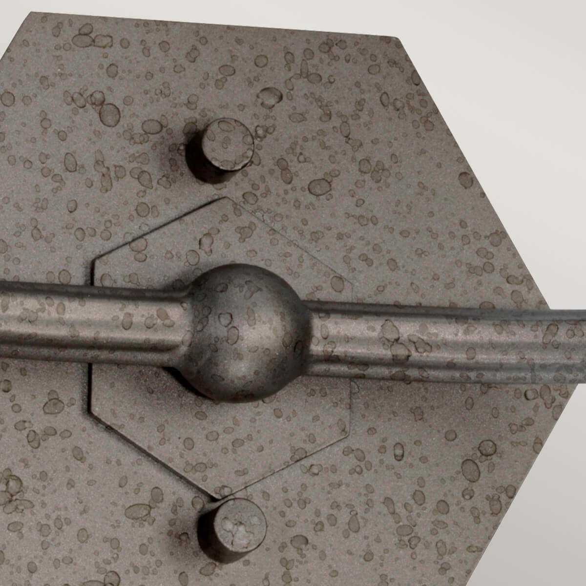 Gros plan sur la platine hexagonale martelée et ses deux vis de fixation