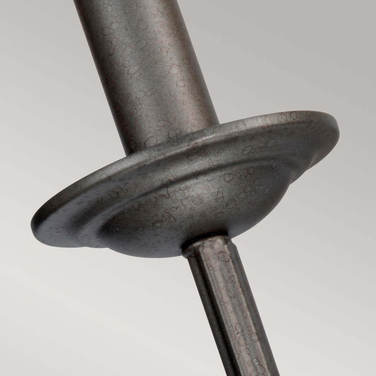 Détail de la coupelle ronde sous la douille, finition étain martelé