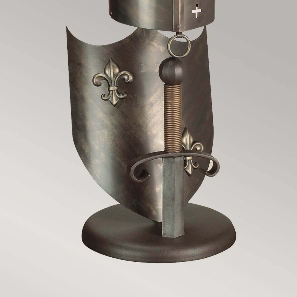 Détail du bas : bouclier, épée et fleur de lys en bronze vieilli.