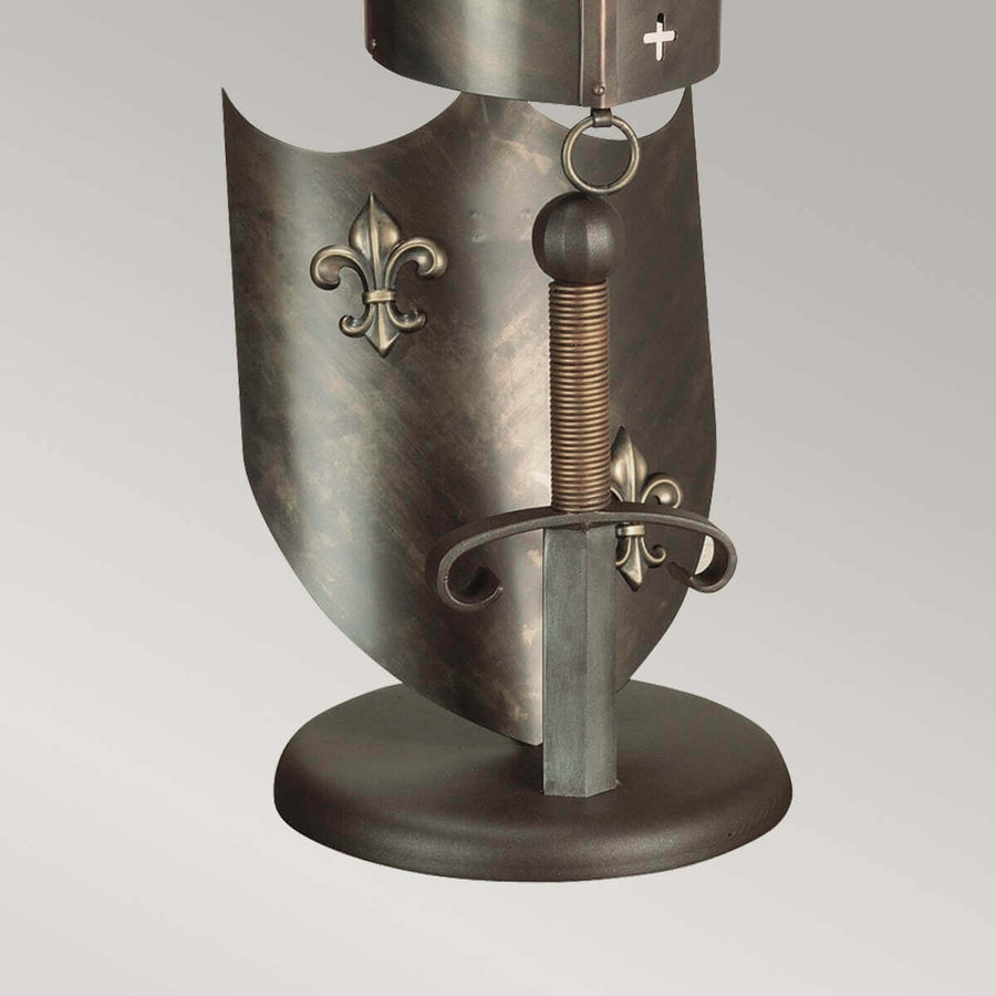 Détail du bas : bouclier, épée et fleur de lys en bronze vieilli.
