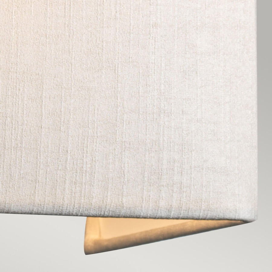 Gros plan sur le tissu texturé beige et le bas de l'abat-jour