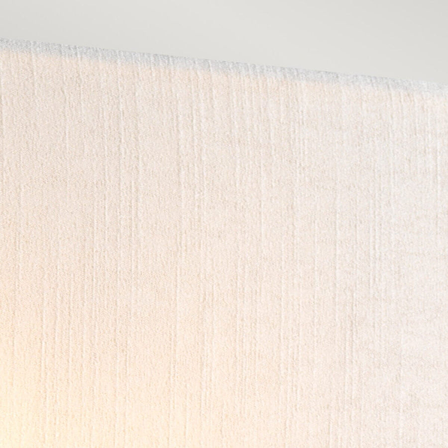 Détail de la surface textile éclairée par une lumière chaude et diffuse