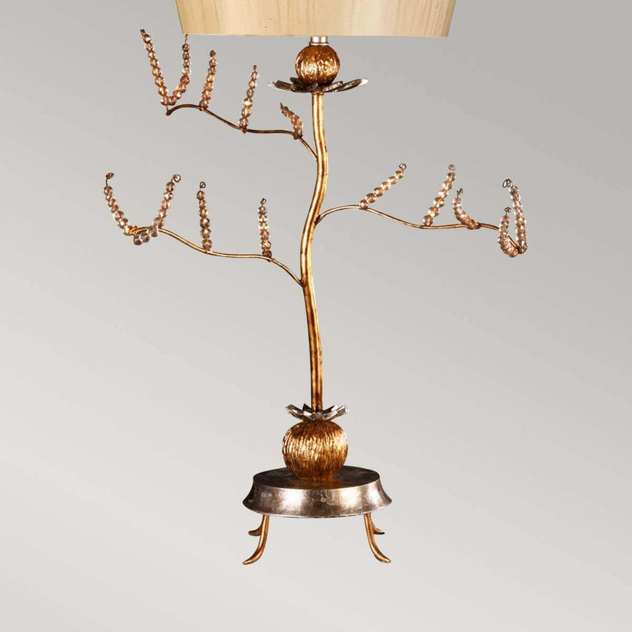 Détail du pied tripode argenté et des branches dorées ornées de perles de cristal