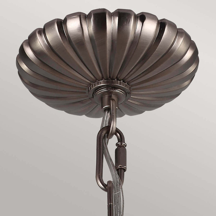 Détail du cabochon de plafond godronné et du crochet de chaîne en métal brossé