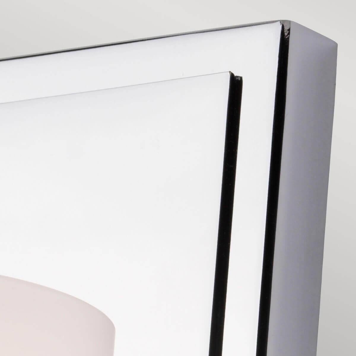 Détail du contour de la platine rectangulaire chromée et de ses reflets brillants