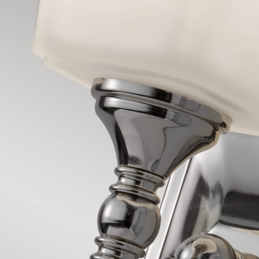 Détail du col chromé et de la bague maintenant le verre dépoli